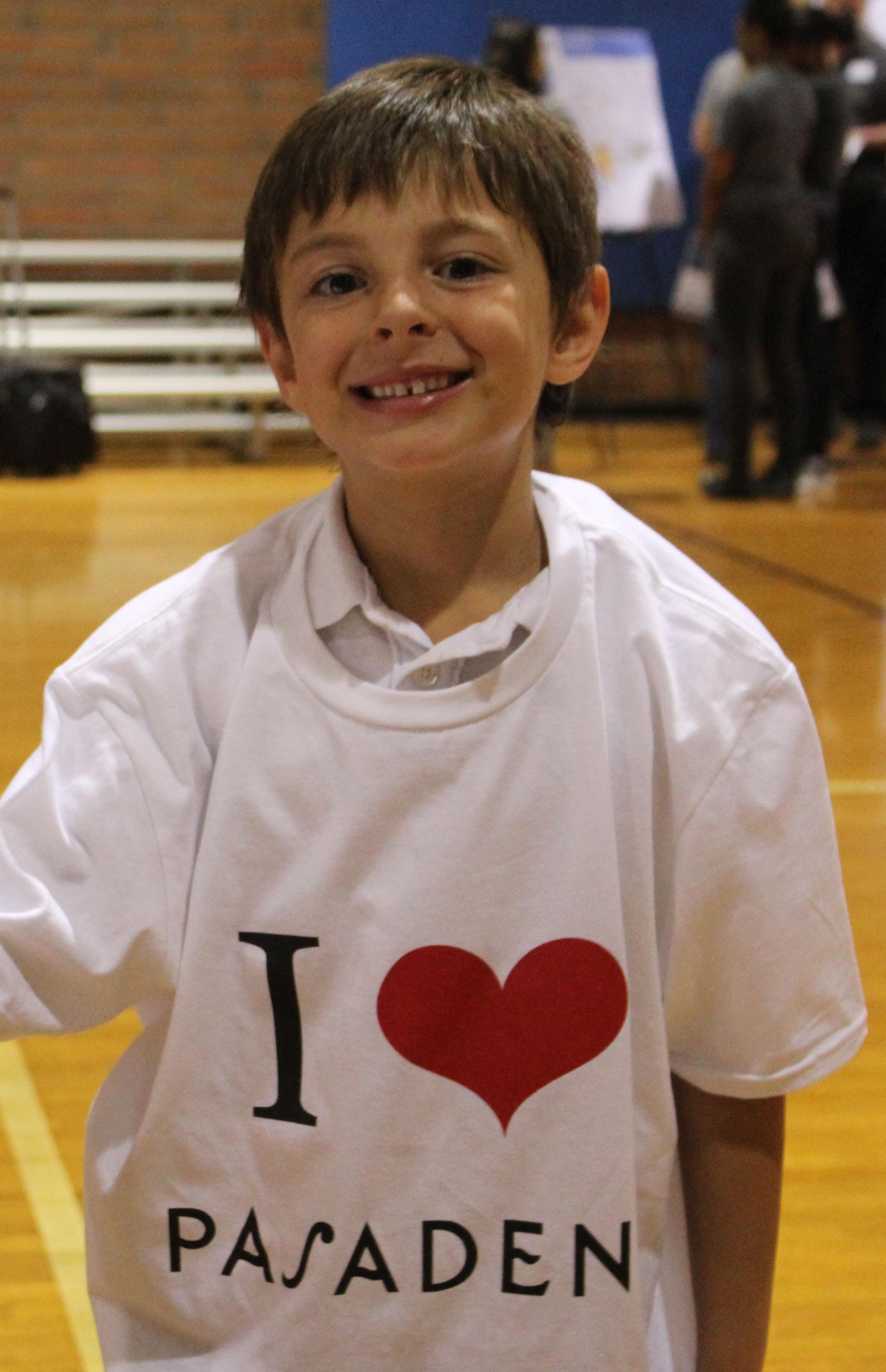 Member of the public wearing an “I heart Pasadena’ shirt