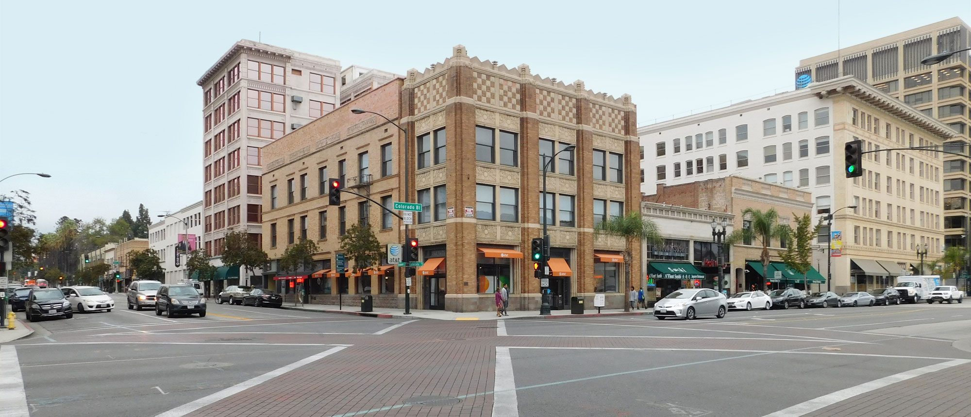 An intersection on Colorado Blvd in downtown Pasadena with buildings in the background 